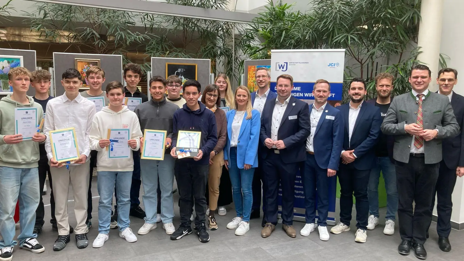 Am Foto abgebildet die Ehrengäste, Gastgeber, die beiden Lehrkräfte: Frau Dietl (KMK Realschule), Frau Herrmann (C-F-G Gymnasium) sowie die Gewinner. (Bild: Christine Krause)