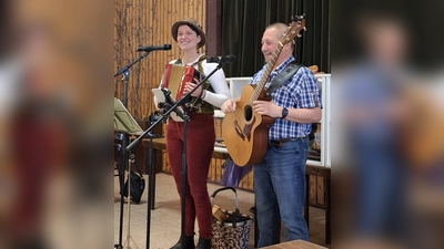 Die „Kioser-Weiwer” beim Auftritt (Bild: Irmgard Zintl)