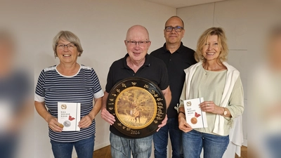 Schießleiter Bertram Menzel mit den Gewinnern des Zmmerstutzenschießens (Bild: Michaela Purrer)