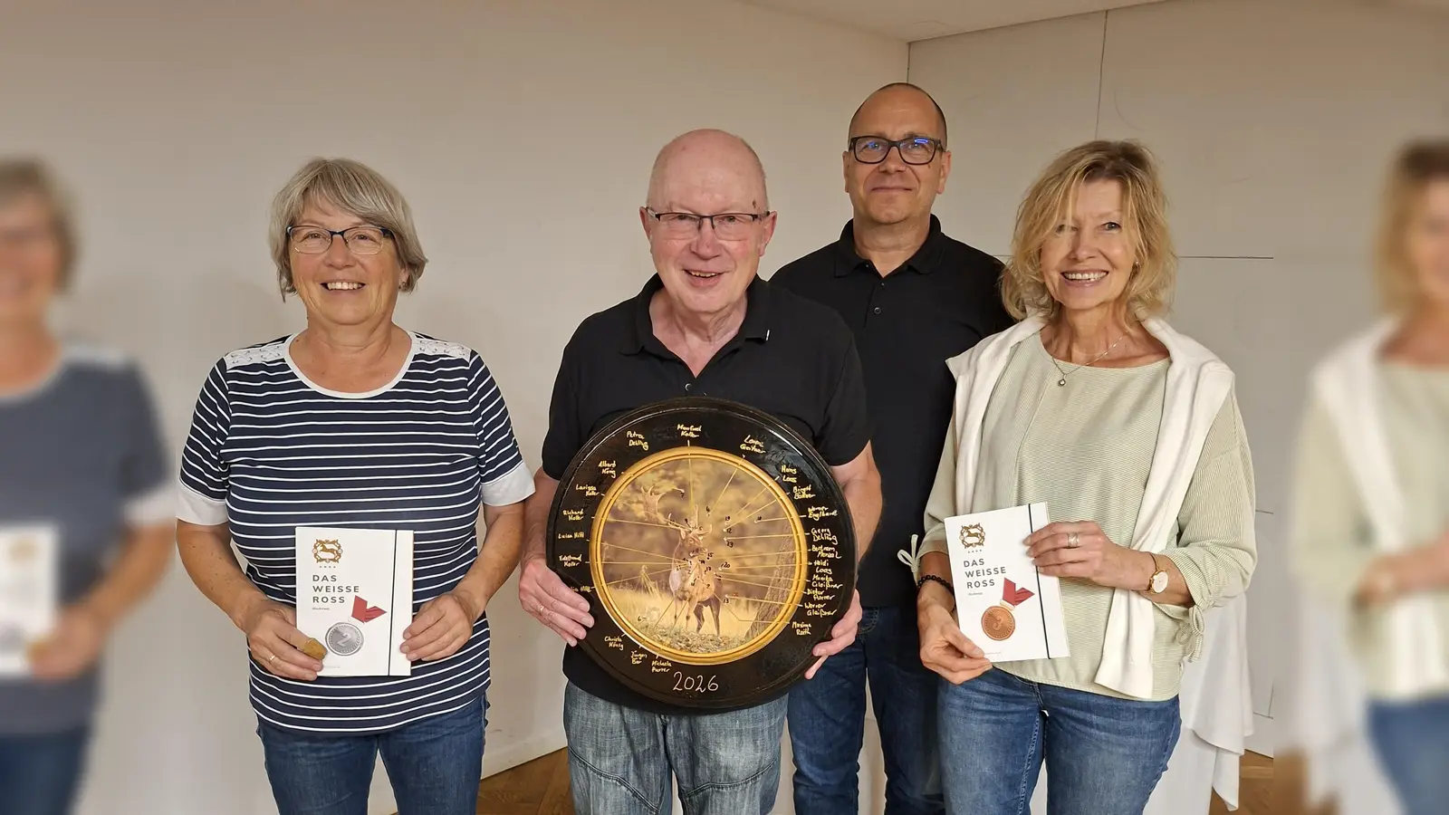 Schießleiter Bertram Menzel mit den Gewinnern des Zmmerstutzenschießens (Bild: Michaela Purrer)