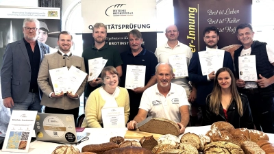 von links nach rechts: Richard Kurz stv. Kreishandwerksmeister, Marcel Morawe, Michael Morawe, Daniela Glaab, Helmut Kosler, Manfred Stiefel vom Deutschen Brotinstitut, Familie Bittner, Kurt Scherl. (Bild: Claudia Mendel )