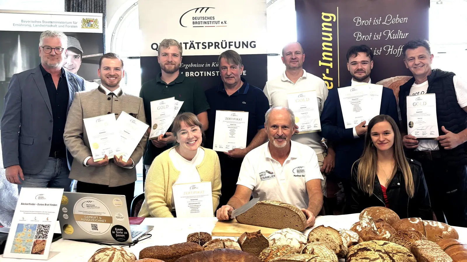 von links nach rechts: Richard Kurz stv. Kreishandwerksmeister, Marcel Morawe, Michael Morawe, Daniela Glaab, Helmut Kosler, Manfred Stiefel vom Deutschen Brotinstitut, Familie Bittner, Kurt Scherl. (Bild: Claudia Mendel )