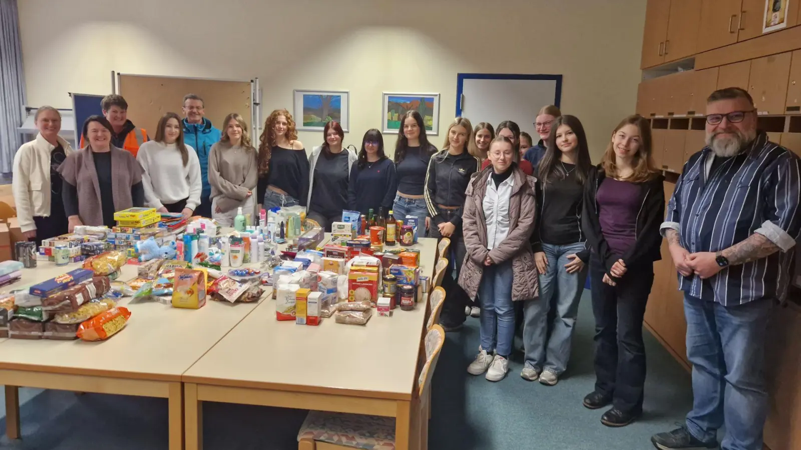 Schüler mit ihrer erfolgreichen Sammelaktion. (Bild: Andreas Luckner)