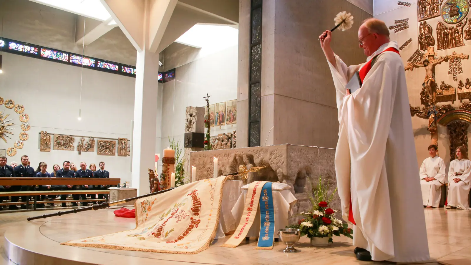 Pfarrer Wolfgang Bauer segnete die neu restaurierte Fahne. (Bild: Moritz Donhauser)