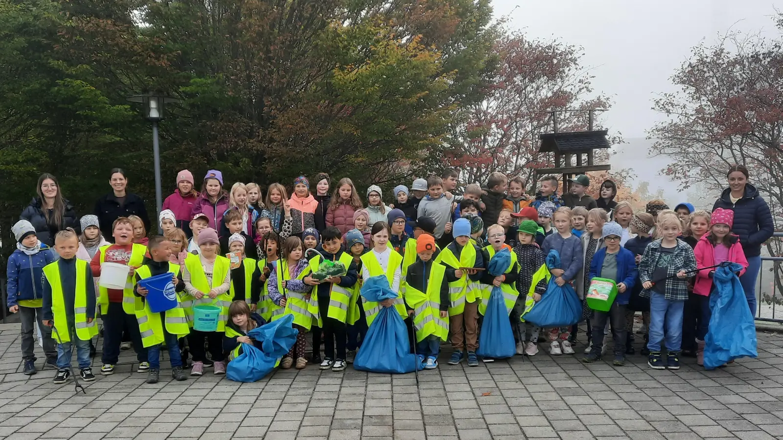 Foto: Die Schüler der Grundschule Tiefenbach sammelten wieder fleißig Unrat in ganz Tiefenbach. Begleitet von ihren Lehrkräften. (Bild: Nikolaus Scherr)