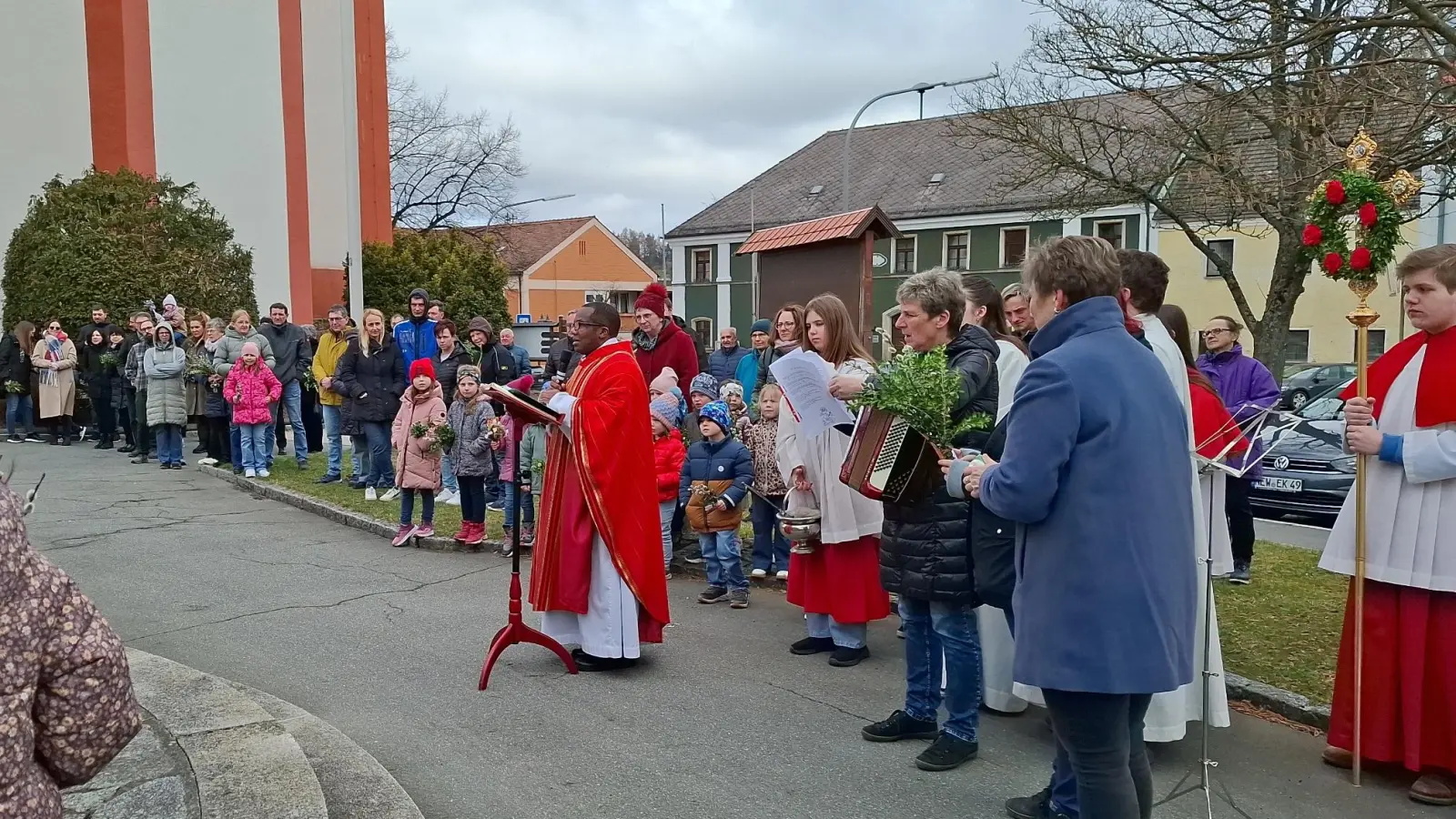 Am Palmsonntag versammelten sich die Glaubensgemeinschaft am Marienbrunnen. (Bild: Karl Ziegler)