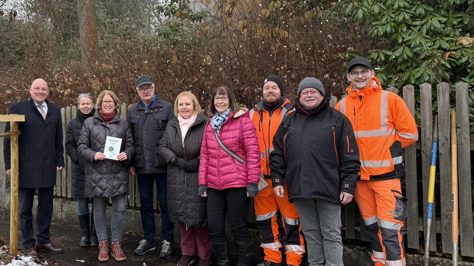 Von links: Oberbürgermeister Oliver Weigel, Mitglieder der Umweltinitiative Marktredwitz, die zwei Baumspezialisten der Stadt Marktredwitz (in Orange) und Bauhofleiter Roland Sommer.  (Bild: Anja Peltzer)