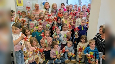 Das engagierte Kreativteam der Musikschule Neustadt sorgt auch während der Ferien für interessante Aktionen. Die jungen Schüler haben an der Freizeitgestaltung zu Ostern ihre Freude. (Bild: Karl Wildenauer)