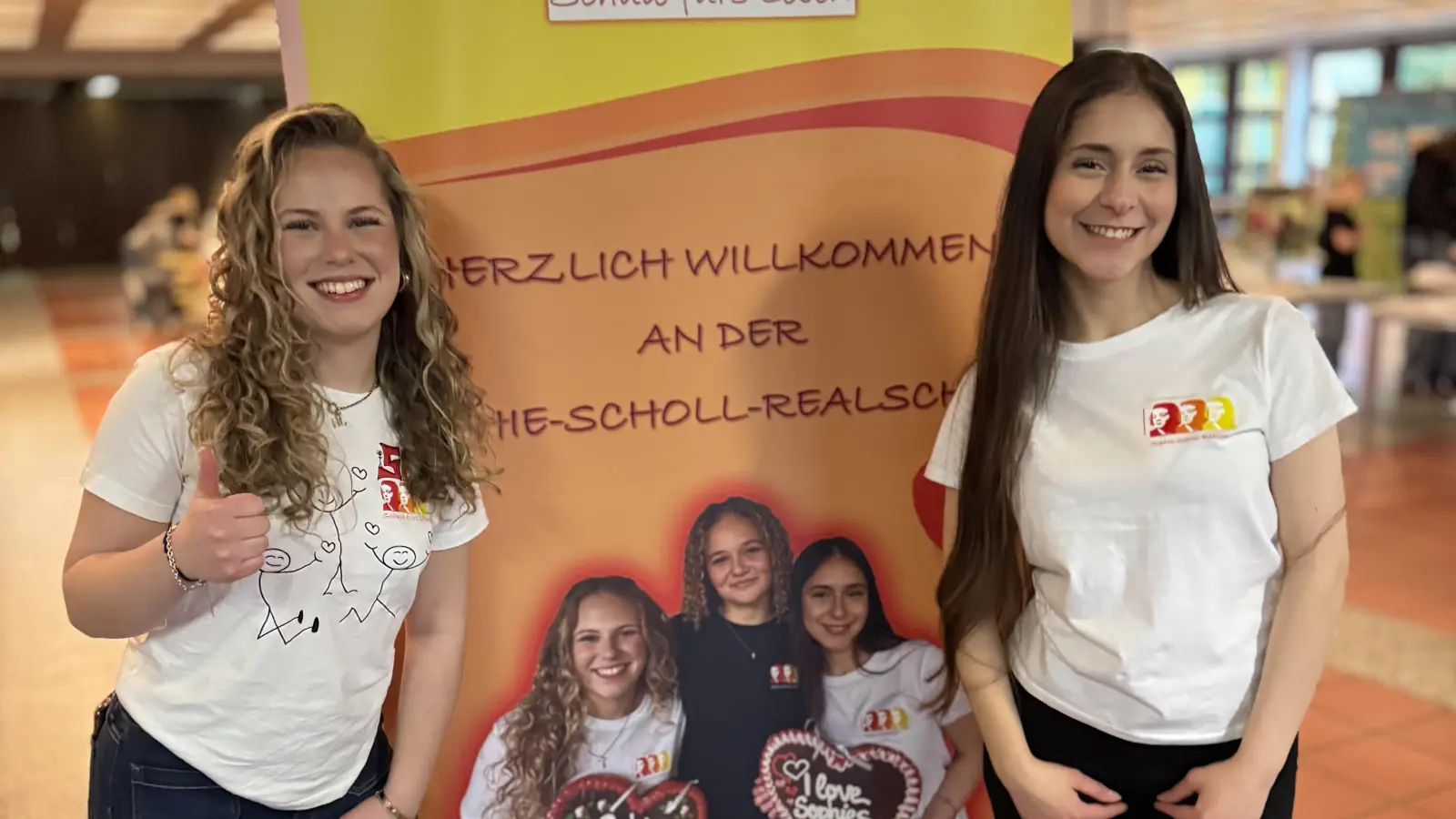 Die Schülersprecherinnen begrüßten die Gäste. (Bild: Monika Blendl)