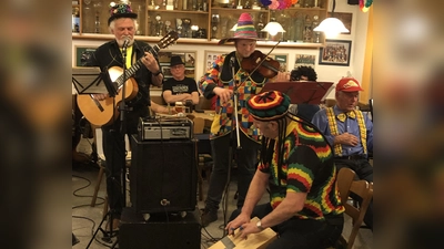 Musikalisches Können und lustige Lieder boten Josef (li) und Jochen Weiß, begleitet von Rainer Trummer; im Hintergrund Lue Nettl von der Rentnerband und rechts „Stammtisch-Urgestein” Hans Hufsky (Bild: Christian Trummer)