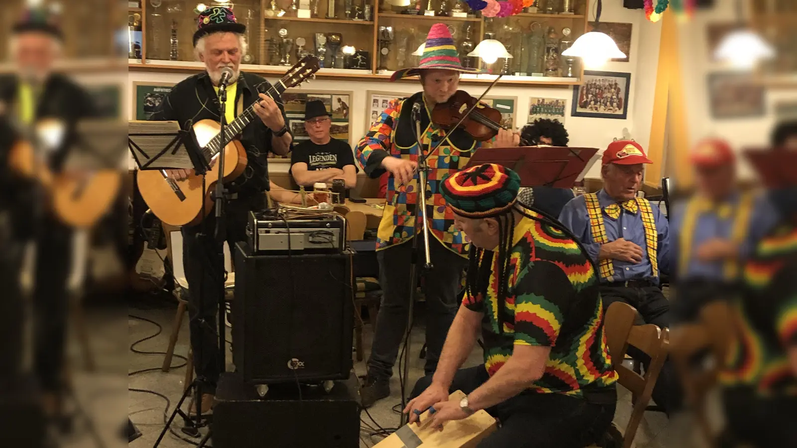 Musikalisches Können und lustige Lieder boten Josef (li) und Jochen Weiß, begleitet von Rainer Trummer; im Hintergrund Lue Nettl von der Rentnerband und rechts „Stammtisch-Urgestein” Hans Hufsky (Bild: Christian Trummer)