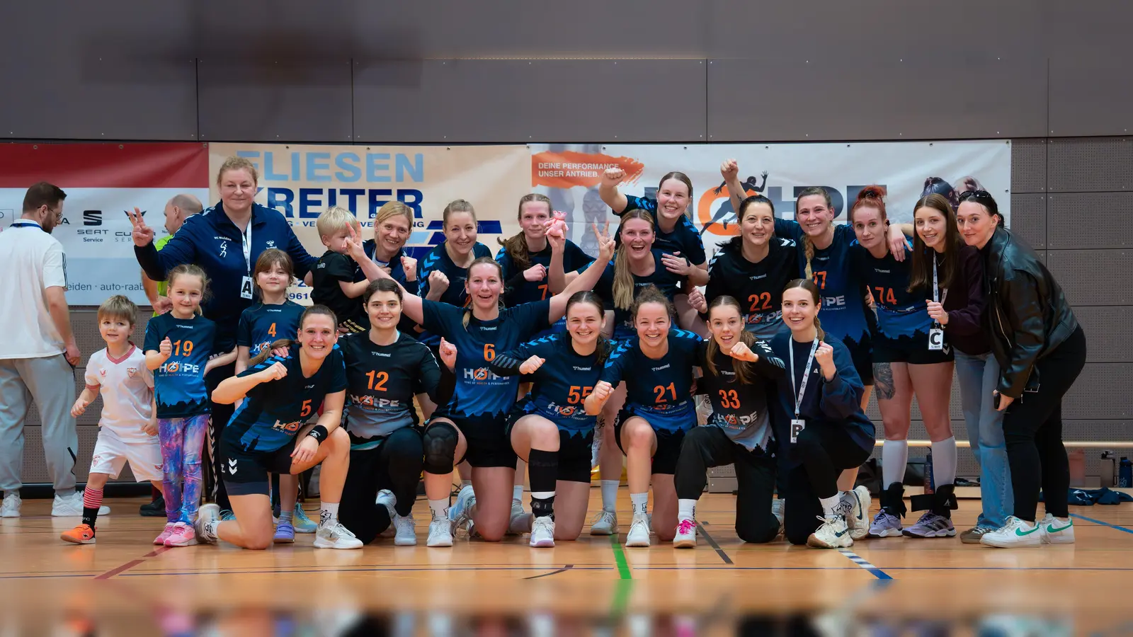 HSG Weiden nach dem Sieg gegen HC Erlangen  (Bild: Roland Hösl)