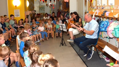 Begeistert dirigierte Bürgermeister Georg Bocka das Lied zu seiner Begrüßung in der Kindertagesstätte. (Bild: Tanja Pflaum)