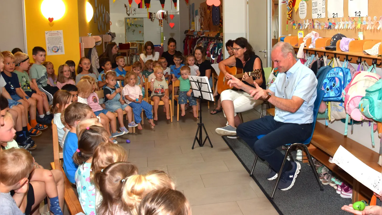 Begeistert dirigierte Bürgermeister Georg Bocka das Lied zu seiner Begrüßung in der Kindertagesstätte. (Bild: Tanja Pflaum)