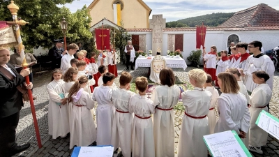 Der letzte der vier Altäre bei der Fronleichnamsprozession war vor der Pfarrkirche St. Martin in Wutschdorf aufgebaut. (Bild: Ina Piehler)