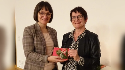 Sieglinde Zielbauer übergibt die „Frauenbundspende” an die Leiterin des Weidener Frauenhauses, Enigö Nagi (links) (Bild: Agnes Härtl)