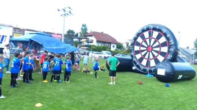 Dart spielen mit einem Fußball (Bild: Hans Meißner)