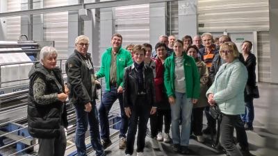 Der Obst-und Gartenbauverein Glaubendorf-Woppenhof mit Frau Lang bei einer Führung durch das Druckzentrum Oberpfalz Medien  (Bild: Brigitte Klinger)