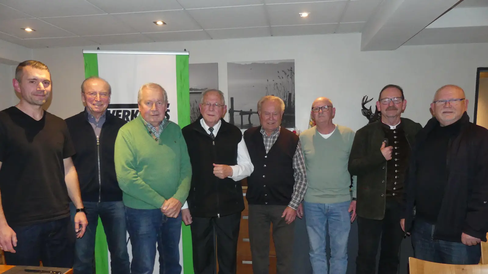 Die Ehrung langjähriger Mitglieder durch Andreas (links) und Hans Bscherer (rechts) stand im Fokus< der Mitgliederversammlung der Verkehrswacht. (Bild: Walther Hermann)