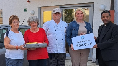 Pfarrer P. Georg Parampilthadathil mit Heimleiterin Frau Kornelia Nickl, Koch Helmut Schmidt und den Fahrerinnen. (Bild: Maria Richthammer)