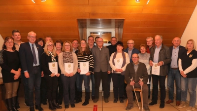 Die für lange Mitgliedschaft geehrten Mitglieder und die neu ernannten Ehrenmitglieder des SV Hahnbach (Bild: Andreas Emmel )