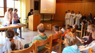 Spielszene zu „die Speisung der 5000 Leute”. Von links, Prof. Quentin (Susanne Pfab), Nichte Nele (Mara Wiesnet), Gemeindereferentin Barbara Schlosser und freiwillige Helferinnen als Apostel. (Bild: Fritz Dietl)