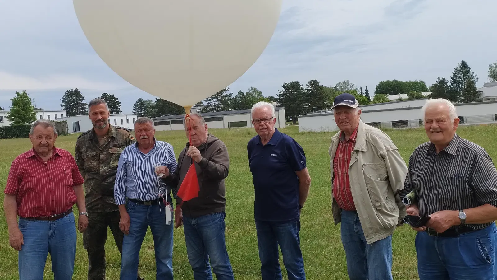 Die Soldaten- und Reservistenkameradschaft Sulzbach-Rosenberg besichtigte die Wetterstation in der Schweppermannkaserne in Kümmersbruck. (Bild: Franz Schneller)