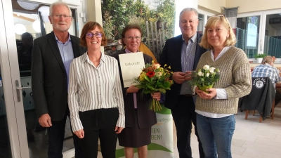Verleihung der Tschurtschenthaler-Medaille an Renate Kastl (Mitte). Stellvertretender Bezirksvorsitzender Eduard Eckl, Kreisfachberaterin Michaela Kopp, 1. Kreisvorsitzender Richard Reisinger, 1. Vorsitzende Obst- und Gartenbauverein Heimaterde Ensdorf Regina Günther (v.l.n.r.).  (Bild: Michaela Kopp)