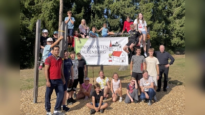 Gruppenbild mit den Teilnehmern des Zeltlagers sowie mit Herrn Pfarrer Nees und Pater James. (Bild: Tanja Meister)