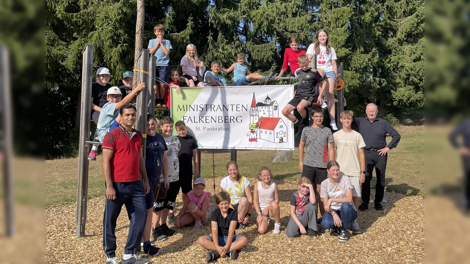 Gruppenbild mit den Teilnehmern des Zeltlagers sowie mit Herrn Pfarrer Nees und Pater James. (Bild: Tanja Meister)