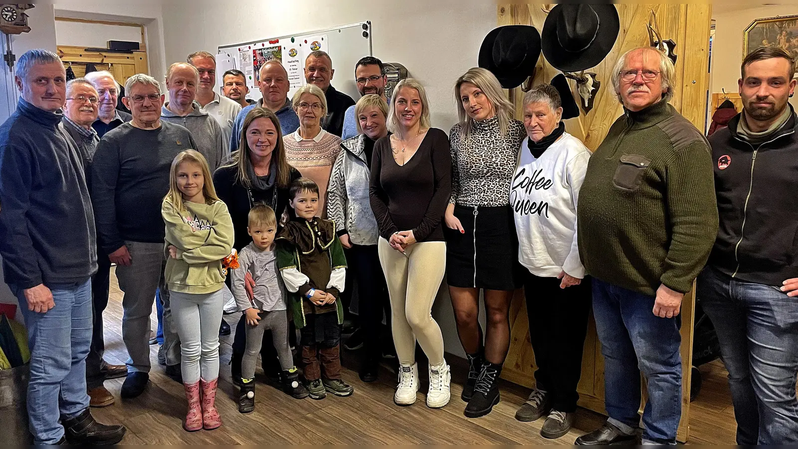 Zum Erinnerungsbild stellten sich die neu gewählten Mitglieder mit den Ehrengästen und dem Ausschuss. 1. Vorsitzender ist Jürgen Buhle 8. in der vorletzten Reihe von links. 2. Vorsitzender blieb Markus Pschierer, 7. von rechts. (Bild: Sabrina Buhle)