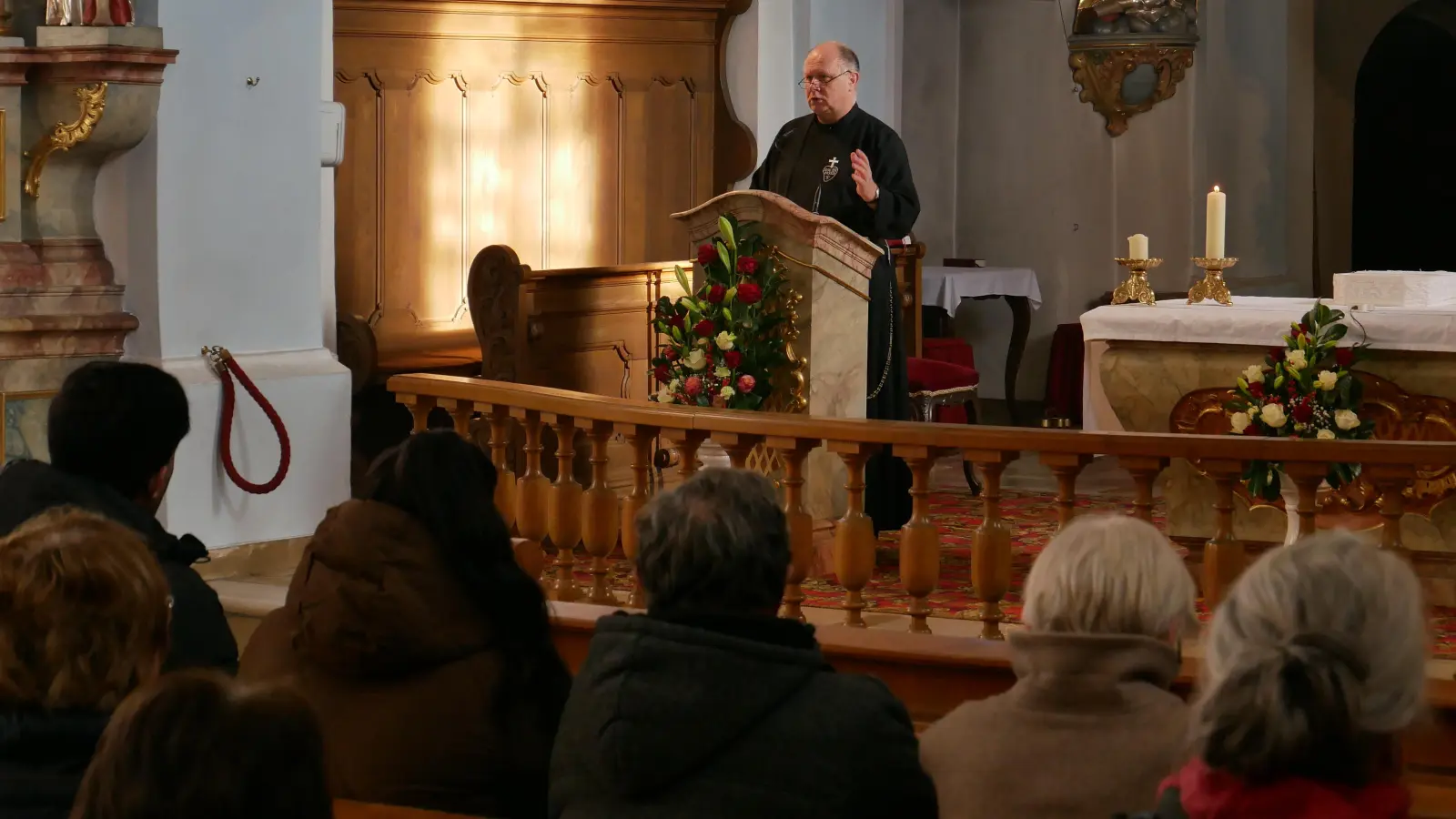 Provinzial der Passionisten P. Lukas Temme CP während seines Impulsvortrages über die Bedeutsamkeit des Dienstes der Anbetung. (Bild: Frater Bartholomäus)