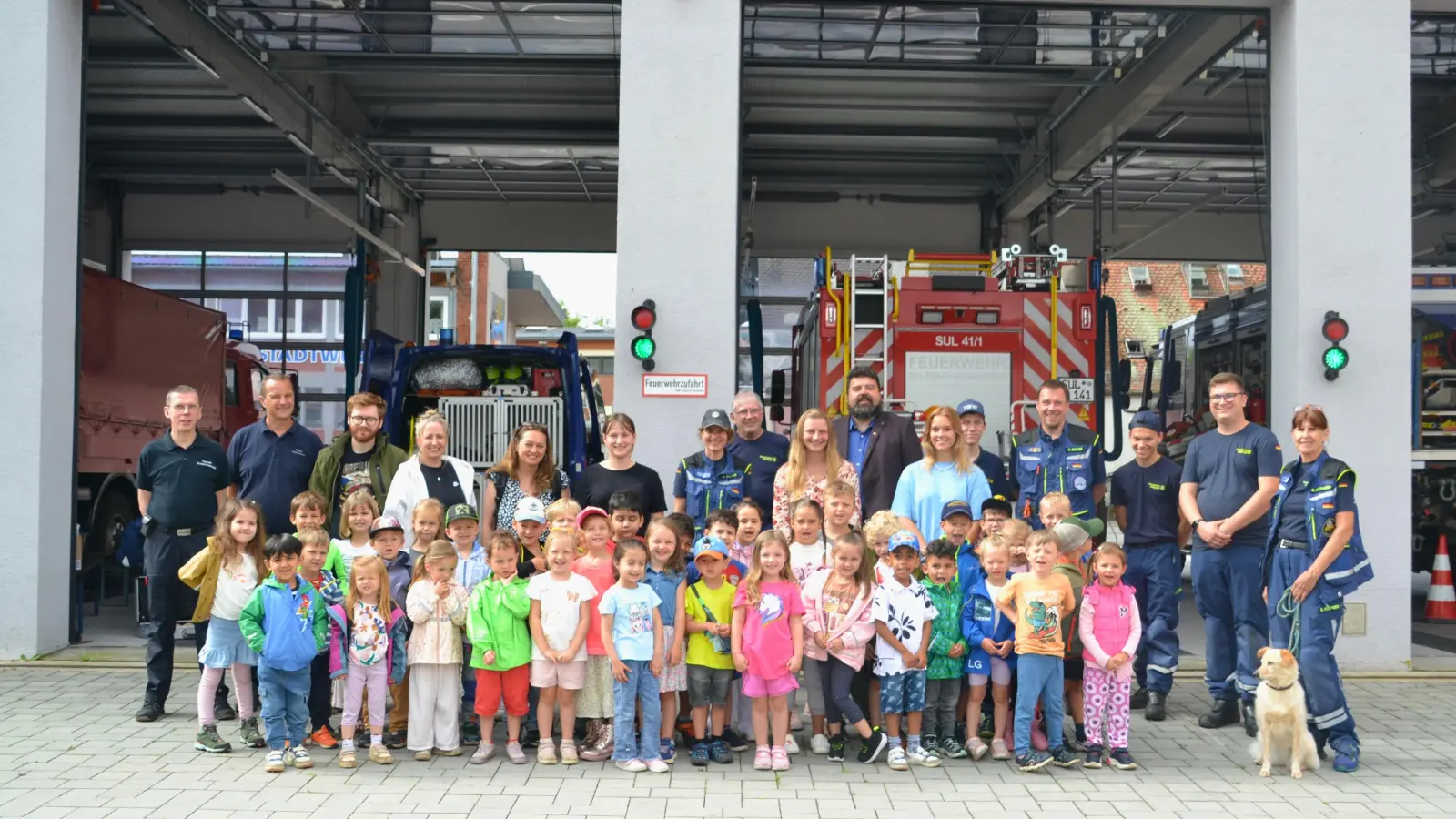 Vertreter von Feuerwehr und THW und Bürgermeister Stefan Frank freuten sich über den Besuch der Kindergartenkinder zum „Blaulichttag”.  (Bild: Alexander Lotter)