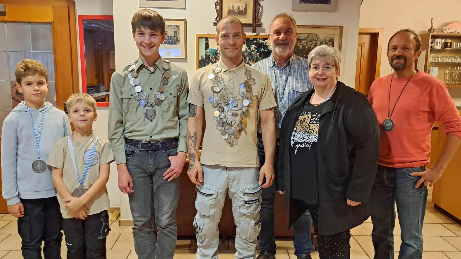 Enrico Kühne ist neuer Schützenkönig des Schützenvereins Wernberg-Köblitz. Unser Bild zeigt die neuen Würdenträger des Vereins - von links: Jonas Schaal, Jacob Kühne, Tim Schlosser, Enrico Kühne, Manfred Wittke, Elisabeth Weidner und Christian Liebl. (Bild: Elisabeth Weidner)