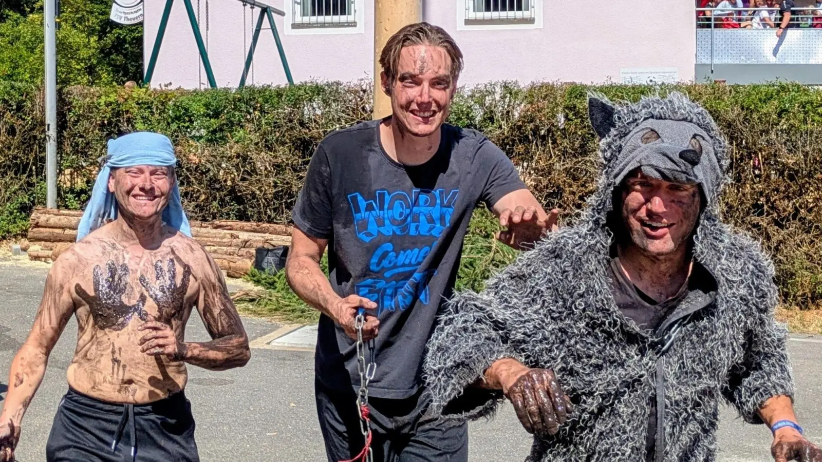 Korbinian Götz (Mitte) als Treiber und Philipp Schrott (rechts) als Kirwabär vor dem Theuerner Sportheim. (Bild: Christian Schrott)