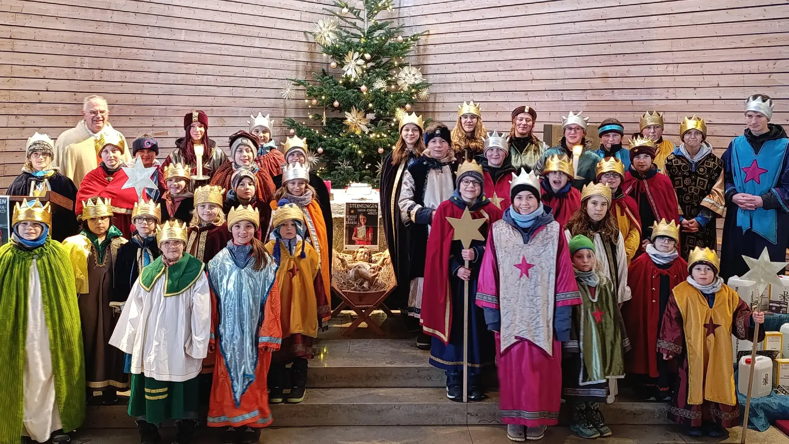 Die Sternsinger beim Familiengottesdienst in Happurg. (Bild: Helmut Kadar)
