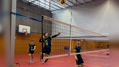 Schulmannschaft im Volleyball U16 beim Spiel - Ehrung der Volleyballer durch den Schulleiter (Bild: Melanie Wydra, Manuela Borkowski)
