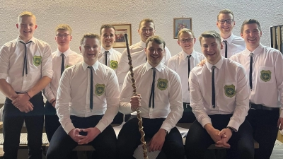 Die neue Vorstandschaft. Von links nach rechts: Lorenz Gollwitzer, Matthias Schieder, David Meierhöfer, Jonathan Bär, Stefan Riedel, Niklas Schönberger, Johannes Meierhöfer, Hannes Reinl, Simon Reinl und Lukas Venzl. (Bild: Jonathan Bär)