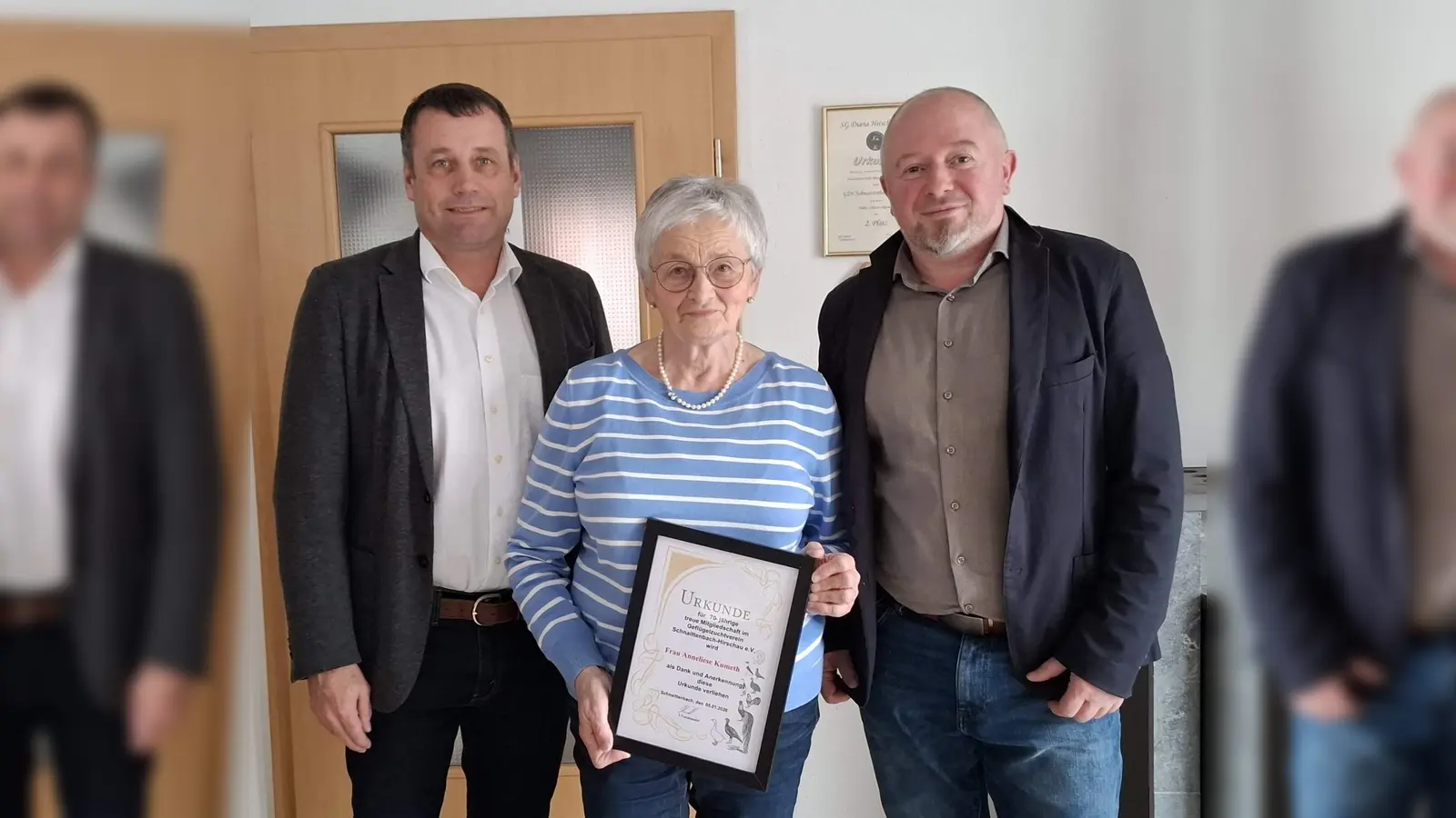 Bei der Jahreshauptversammlung des Geflügelzuchtvereins wurde Anneliese Kumeth (Mitte) zum Ehrenmitglied ernannt. Dazu gratulierten 2. Bürgermeister Uwe Bergmann (links) und der 1. Vorsitzende Gerhard Heidl (rechts).<br><br> (Bild: Martin Kral)