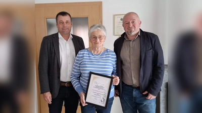 Bei der Jahreshauptversammlung des Geflügelzuchtvereins wurde Anneliese Kumeth (Mitte) zum Ehrenmitglied ernannt. Dazu gratulierten 2. Bürgermeister Uwe Bergmann (links) und der 1. Vorsitzende Gerhard Heidl (rechts).<br><br> (Bild: Martin Kral)