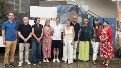 Die Künstlerinnen und Künster mit Nora Matocza (5. von rechts), VHS-Leiterin Wiebke Behrbohm (rechts) und stv. VHS-Leiter Thomas Rode (links) (Bild: Thomas Rode)