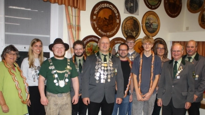 Würdevoller „Hofstaat”: Die frisch proklamierten Preißacher Schützen-”Majestäten” heißen Matthias Hey (Luftgewehr), Silvia Neukam (Liesl), Lukas Baumann (Luftpistole) und Finn Rupprecht (Jugend) (Fünfter, Zweite, Dritter und Siebenter von links). (Bild: Bernhard Piegsa)