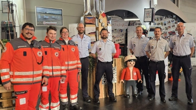 Gerald Wagner, Fabian Rath und Christina Zeitler ( alles Fachgruppe UAS) zusammen mit den Kollegen der Polizei Baden Württemberg Bereich Drohnen, welche Mitveranstalter der Messe sind. (Bild: Gerald Wagner)
