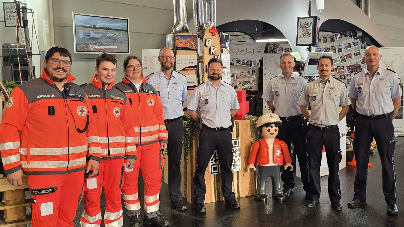 Gerald Wagner, Fabian Rath und Christina Zeitler ( alles Fachgruppe UAS) zusammen mit den Kollegen der Polizei Baden Württemberg Bereich Drohnen, welche Mitveranstalter der Messe sind. (Bild: Gerald Wagner)