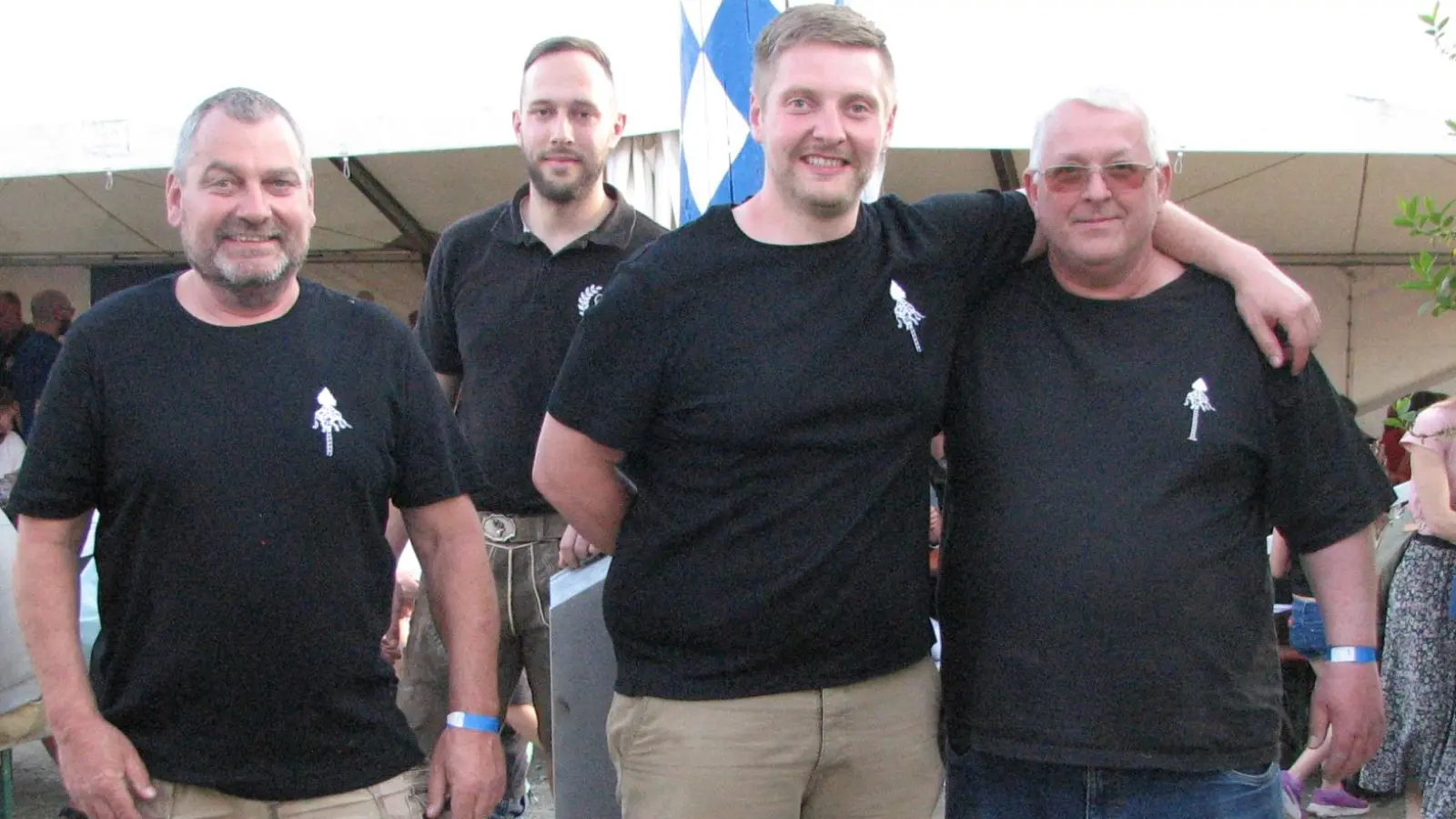 Nach circa 70 Minuten war die schwere Arbeit getan. Vorsitzender Max Scholz (Dritter von links) bedankte sich bei seinen Vorstandskollegen Rainer Stengel, Jonas Buchfelder und Dieter Nikol (von links) und allen Helfern. (Bild: Johann Kneißl )