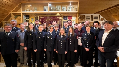 neugewählte Vorstandschaft und alle geehrten Mitglieder inkl. der Jugend, die ihre jeweiligen Abzeichen erfolgreich absolvierte. (Bild: Dominik Dorner)