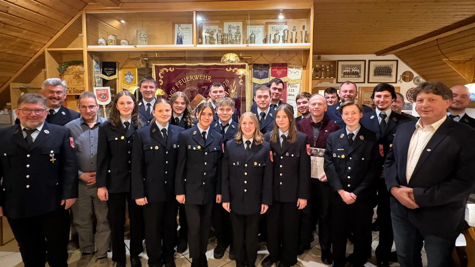 neugewählte Vorstandschaft und alle geehrten Mitglieder inkl. der Jugend, die ihre jeweiligen Abzeichen erfolgreich absolvierte. (Bild: Dominik Dorner)