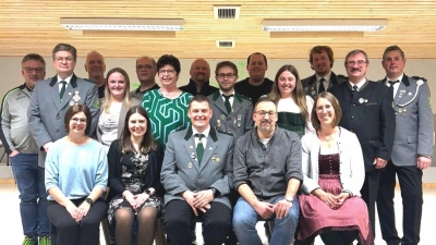 Neue Vorstandschaft mit Beisitzern - sitzend (von links): Verena Frischholz (2. Kassier), Isabel Humm (1. Kassier), Bernhard Frischholz (1. Schützenmeister), Thomas Krämer (2. Schützenmeister), Kathrin Uschold (Schriftführer) Stehend (von links): Christian Kick, Peter Meier 2, Alois Bäumler, Corinna Beierl, Hans Wittmann, Margit Meier, Martin Volkmer, Philipp Eger, Michael Volkmer, Sabine Beierl, Vinzenz Kellner, Anton Hirnet (stellv. Gauschützenmeister), Michael Beierl (Bild: Sabine Beierl)
