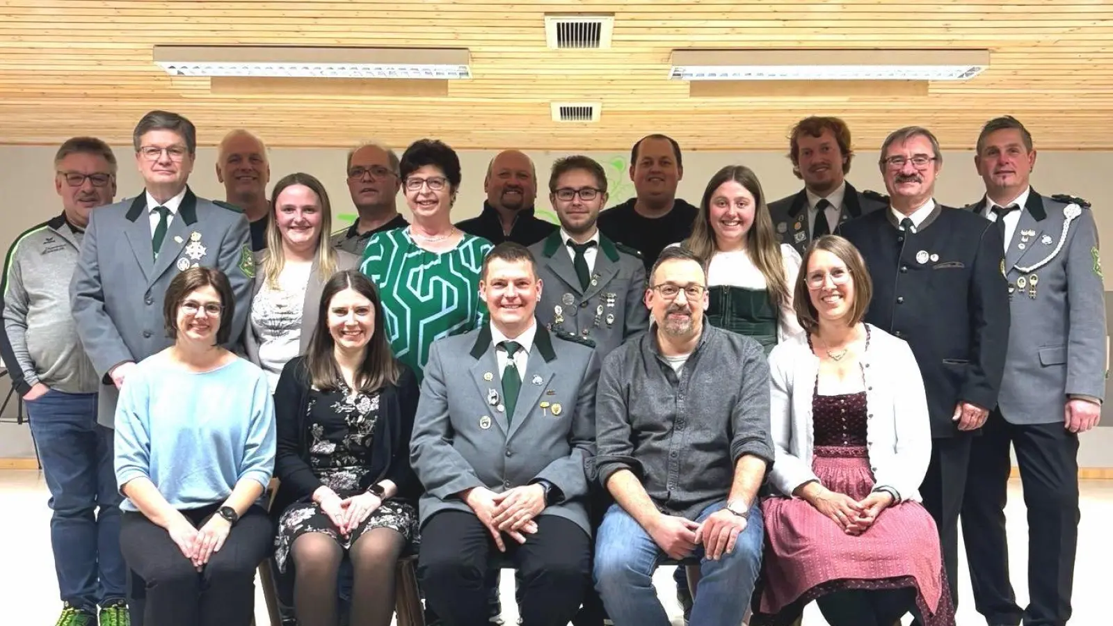 Neue Vorstandschaft mit Beisitzern - sitzend (von links): Verena Frischholz (2. Kassier), Isabel Humm (1. Kassier), Bernhard Frischholz (1. Schützenmeister), Thomas Krämer (2. Schützenmeister), Kathrin Uschold (Schriftführer) Stehend (von links): Christian Kick, Peter Meier 2, Alois Bäumler, Corinna Beierl, Hans Wittmann, Margit Meier, Martin Volkmer, Philipp Eger, Michael Volkmer, Sabine Beierl, Vinzenz Kellner, Anton Hirnet (stellv. Gauschützenmeister), Michael Beierl (Bild: Sabine Beierl)