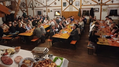 Auf dem Bild sieht man die zahlreichen Mitglieder des Kreisverbandes der JU Tirschenreuth. (Bild: Sandra Dostler)